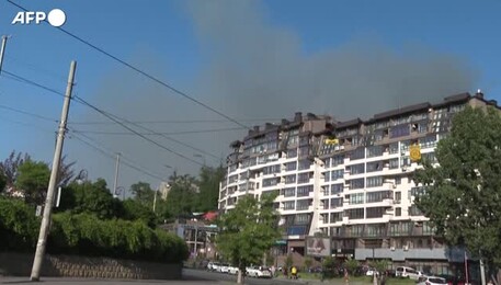 Ucraina, missili russi su Kiev: nuvole di fumo sui palazzi