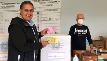 Elezioni: Giovanni Toti al voto per le politiche nel seggio di Ameglia (ANSA)