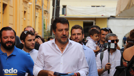 Matteo Salvini al mercato settimanale di Fano, nelle Marche. (ANSA)