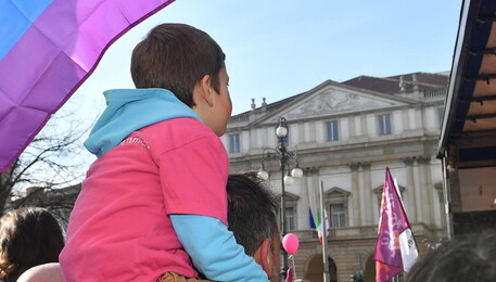 La manifestazione arcobaleno a Milano (ANSA)