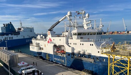 Nave Geo Barents arrivata in porto a Bari (ANSA)