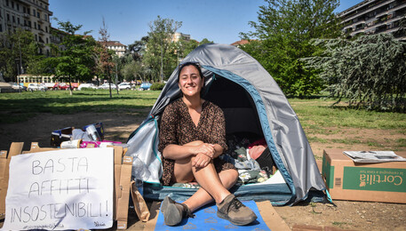 In tenda contro il caro affitti a Milano, ho parlato con Schlein (ANSA)