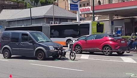 Auto tampona bicicletta a Genova (ANSA)