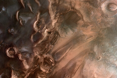 Depositi di ghiaccio nel Polo Sud di Marte (fonte: ESA/DLR/FU Berlin (G. Neukum),CC BY-SA 3.0 IGO)