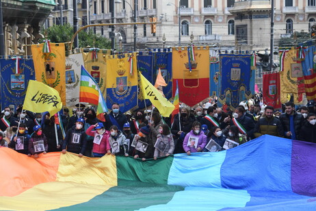 Mafie: studenti in piazza a Napoli, lotta alla dispersione