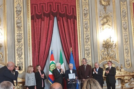 La cerimonia di consegna del premio Presidente della Repubblica al farmacologo Silvio Garattini (fonte: Accademia dei Lincei)