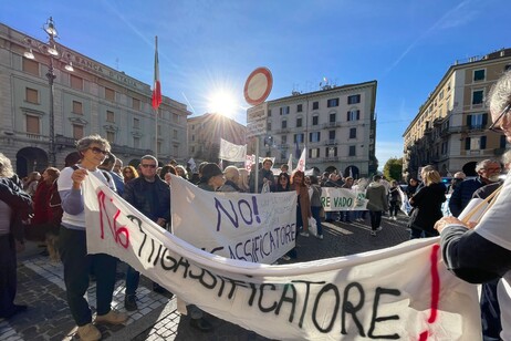 Corteo in piazza a Savona per ribadire 'no' al rigassificatore