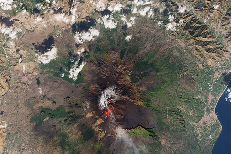 Le colate di lava sull’Etna riprese il 13 novembre (fonte: Copernicus Sentinel-2, dati elaborati da ESA, CC BY-SA 3.0 IGO)