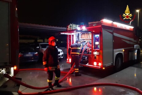 Incendio in officina di una concessionaria auto a Civitanova, vigili del fuoco notte intervento mezzo