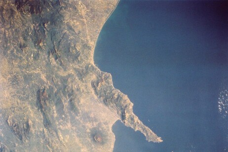 Vesuvio e Campi Flegrei fotografati dallo spazio, dalla missione dello Space Chuttle STS-58 (fonte: NASA via Picryl.com)