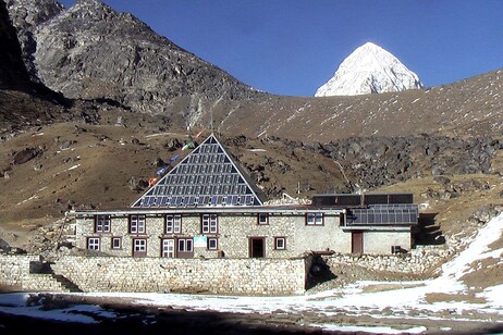 Pyramid Laboratori on Himalaya (credit: Rick McCharles, Wikipedia)