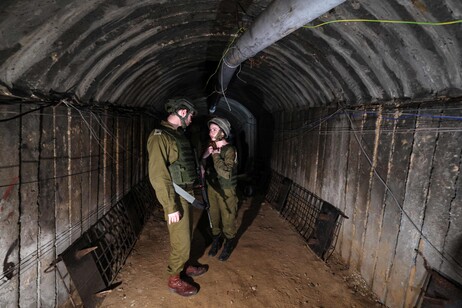 Soldati israeliani in uno dei tunnel