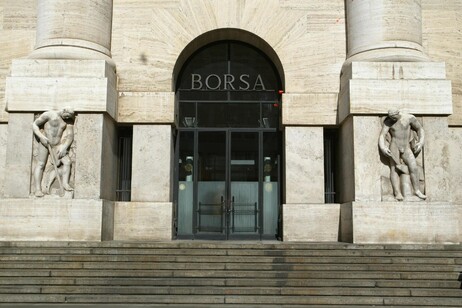 Una immagine dell'esterno del palazzo della Borsa di Milano