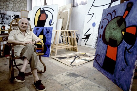 Juan Mirò in mezzo alle sue opere in uno scatto del 1978 (fonte: © Successió Miró 2023 ph Jean Marie del Moral)