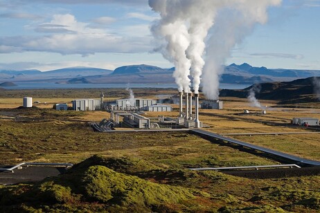 Una centrale geotermica (fonte: Pixabay)