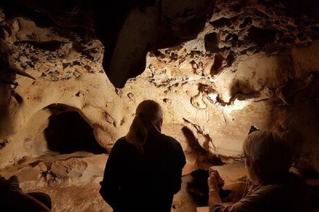 I ricercatori studiano le incisioni nella grotta di La Roche-Cotard (fonte: Kristina Thomsen, CC-BY 4.0)