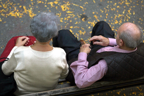 Una coppia di anziani in un parco in una foto d'archivio