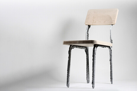 Una sedia col telaio realizzato grazie alla nuova tecnica di stampa 3D rapida per metalli (fonte: MIT Self-Assembly Lab)