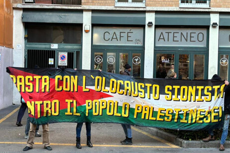 Striscione pro Palestina davanti a universit� Statale a Milano