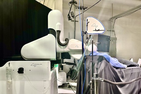Simulazione dell'impianto del chip, con il robot chirurgo della Neuralink (fonte: Steve Jurvetson, da Flickr)