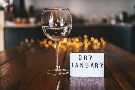 Challenge dry January. Mese senza alcol. Un bicchiere con acqua foto iStock.