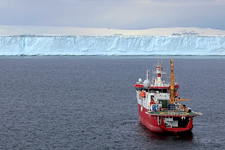 La nave da ricerca italiana Laura Bassi in navigazione verso l'Antartide (fonte: PNRA)