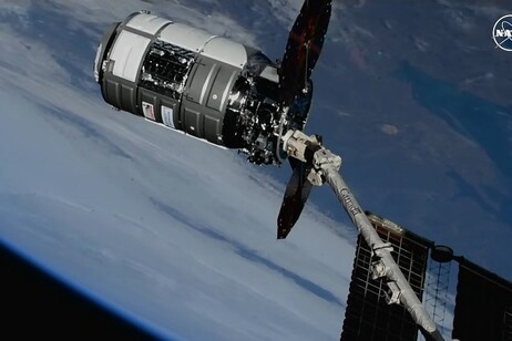 La navetta Cygnus agganciata al braccio robotico (fonte: NasaTv)