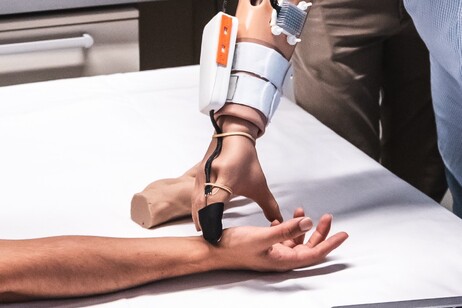 Un momento dei test sulla mano robotica che percepisce il calore di un altro essere umano (fonte: © 2024 EPFL/Caillet)
