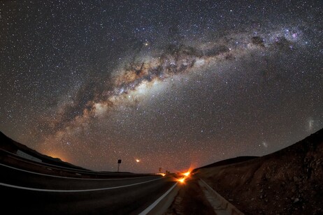 Lo spettacolo della Via Lattea visto dal deserto di Atacama, sulle Ande cilene (fonte: ESO/Daniele Gasparri (www.astroatacama.com) CC BY 2.0 DEED)