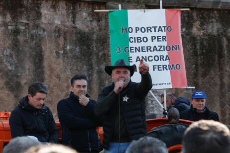 Trattori: iniziato raduno agricoltori a Bocca verità a Roma