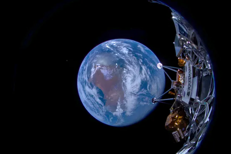 Il selfie trasmesso il 16 febbraio 2024 dal lander lunare Odysseus di Intuitive Machines mostra parte di un'astronave color argento e oro con la sfera della terra e l'oscurità dello spazio sullo sfondo. (Credito immagine: Macchine intuitive tramite X)
