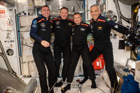 L'equipaggio della missione Ax-3. Da sinistra: Marcus Wandt, Michael López-Alegría, Alper Gezeravcı e Walter Villadei (fonte: Axiom Space)