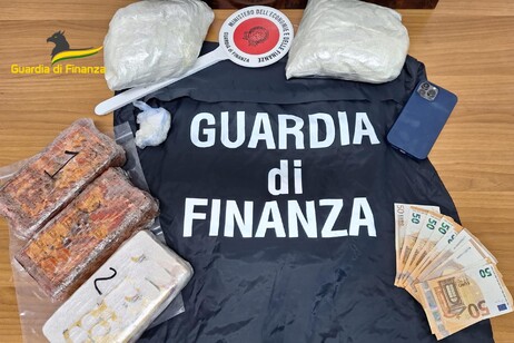 Parte della droga e del denaro sequestrati dalla guardia di finanza di Perugia