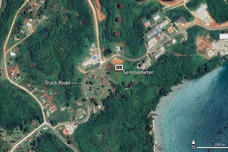L'immagine satellitare mostra la localizzazione della stazione sismica e dalla vicina strada sull'isola di Manus (fonte: Roberto Molar Candanosa and Benjamin Fernando/Johns Hopkins University, with imagery from CNES/Airbus via Google)