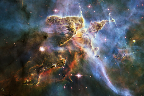 Il dialogo fra la cosmologia e la fisica delle particelle diventa sempre più intenso (fonte: NASA and rawpixel.com (CC BY 4.0) , da Flickr)
