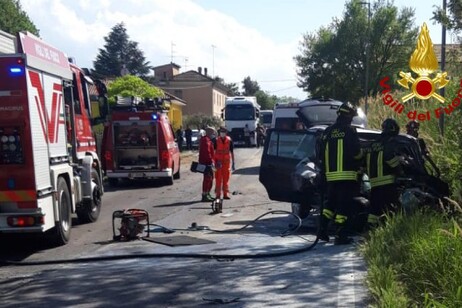 Auto contro un camion a Vallefoglia, morta una docente