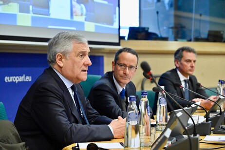 Tajani, 'il voto alle Europee non sia condizionato da fake news'