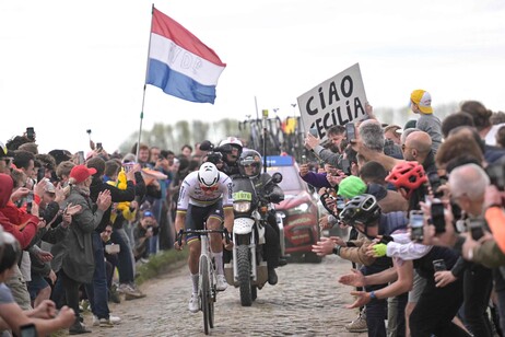 Mathieu Van Der Poel in azione nella Parigi-Roubaix