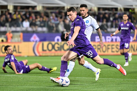 Fiorentina y Napoli igualaron en el inicio de la jornada