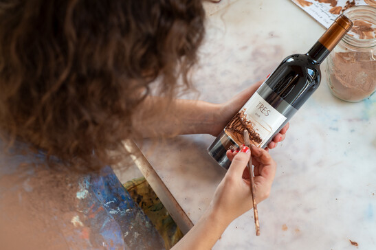 Carmen Maria Alber dipinge a mano etichetta del Tres, vino della cantina Kurtatsch