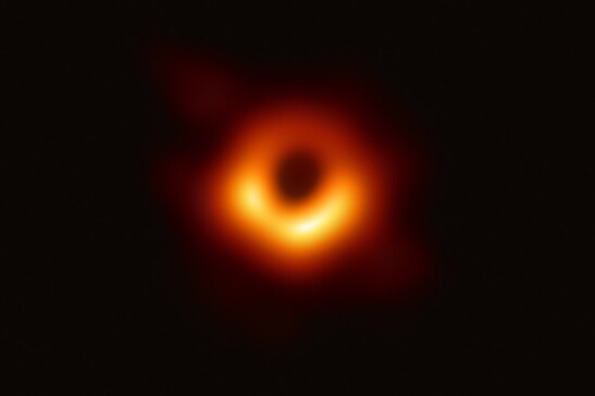 La prima foto diretta di un buco nero, M87* (fonte: EHT Collaboration)