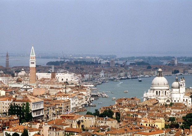 Qualità dell'aria di Venezia resta sotto lente dell'Europarlamento (foto: ANSA)