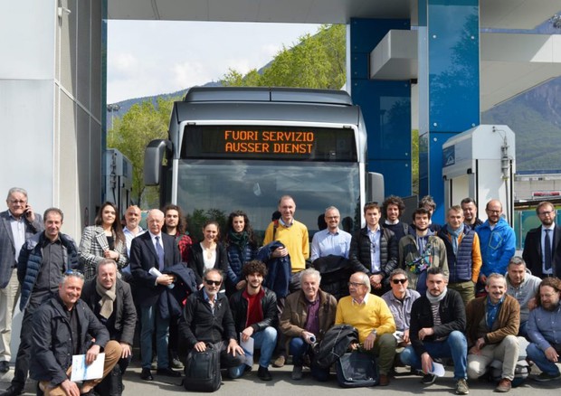 Ricercatori, imprenditori e amministratori modenesi a Bolzano, durante la sosta nella stazione di rifornimento a idrogeno di Bolzano, clone di quello che nascerà a Modena
