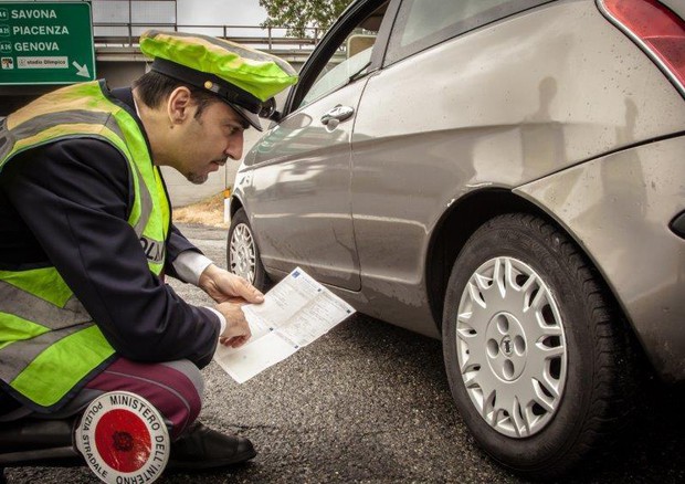 Italiani poco attenti a pneumatici, lisci su 3,9 mln di auto © ANSA