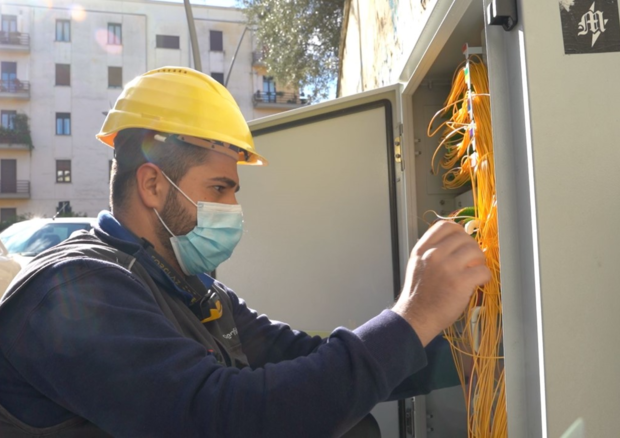 Un tecnico di Open fiber al lavoro per la fibra ottica © Ansa