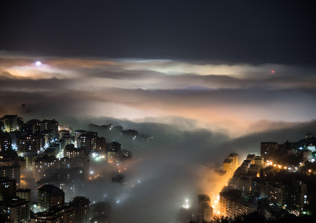Caligo, fitta nebbia arrivata dal mare sulla citta' di Genova © ANSA