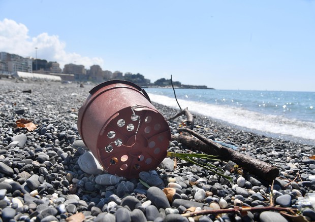 Microplastiche e detriti su una spiaggia del litorale genovese © Ansa