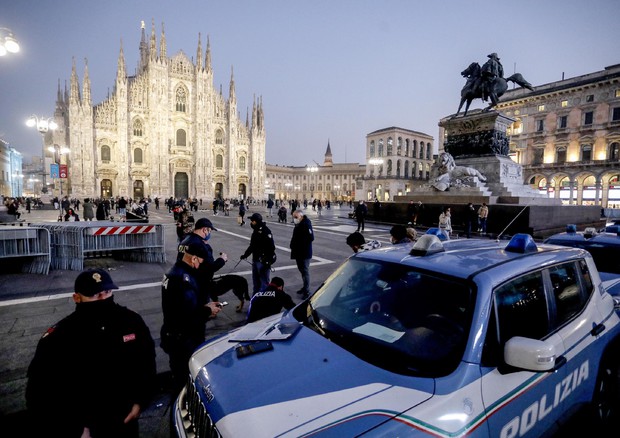 Polizia in piazza Duomo (ANSA)