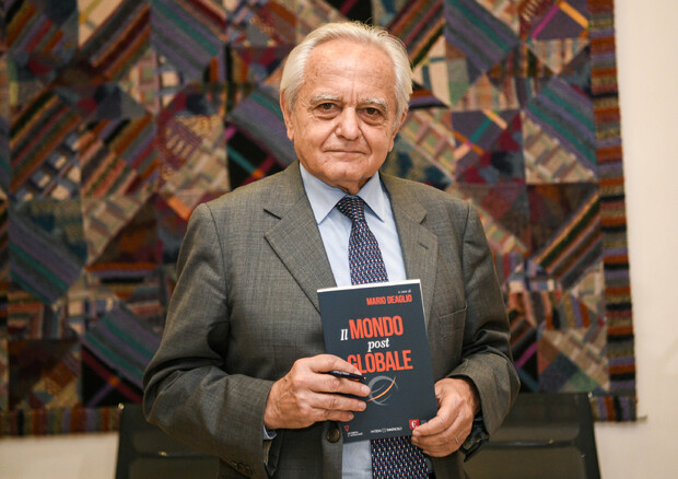 Il professor Mario Deaglio docente di Economia Internazionale all'Università di Torino presenta 'Il Mondo post Globale' © ANSA