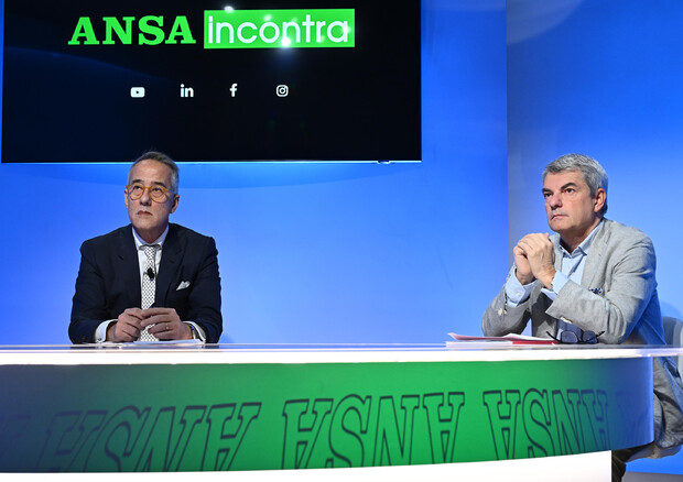 Riccardo Cattaneo, responsabile relazioni istituzionali di Amplifon (D), e il presidente Anap, Corrado Canovi © ANSA